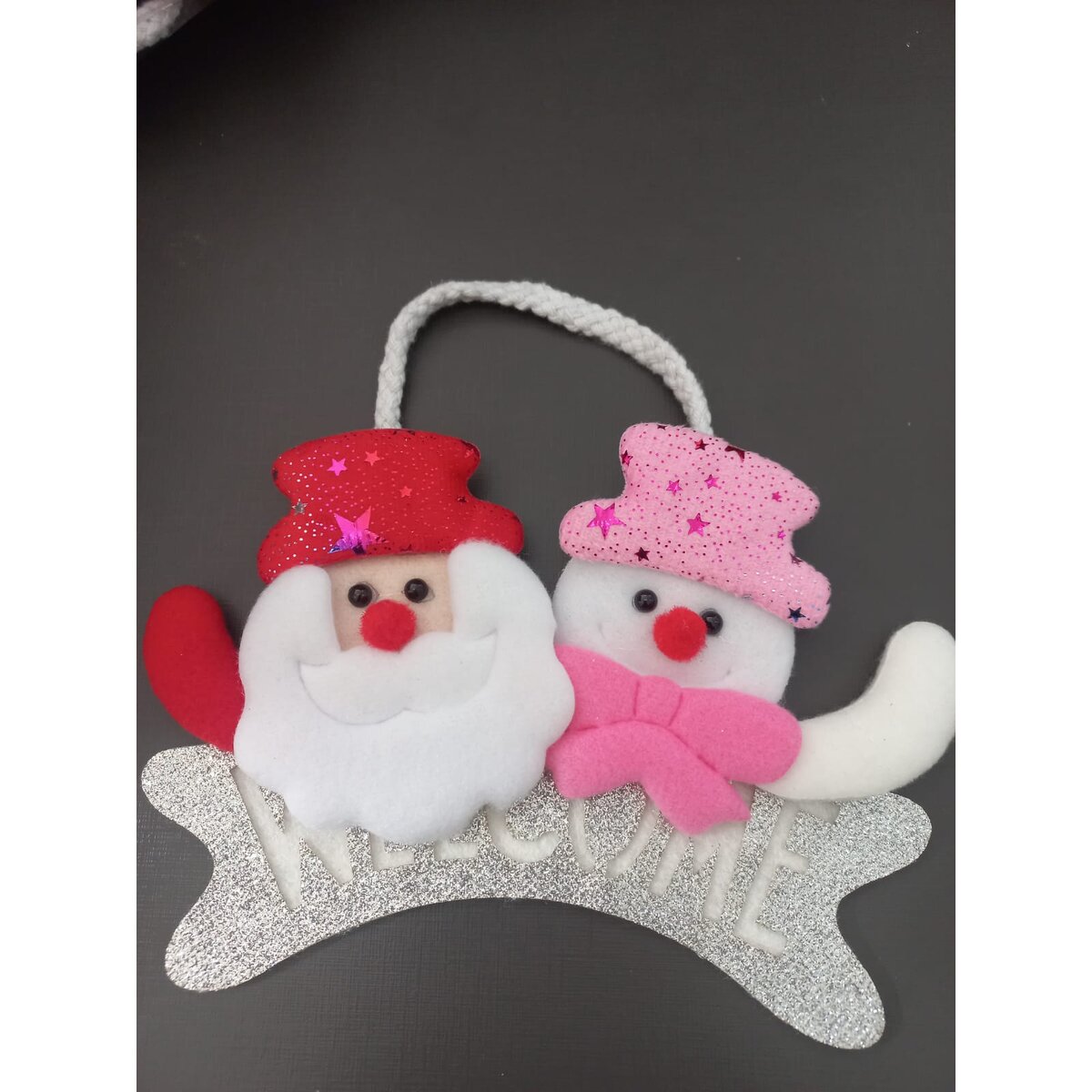 2a5e54e2774331be90369ffd75716973.jpg Enfeite Natalino de Porta em Feltro com Papai Noel e boneco de neve– Plaquinha Welcome - Imagem 1