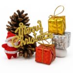 Kit Mini Enfeites de Natal com Presentinhos, Pinhas, Papai Noel e Placa Merry Christmas